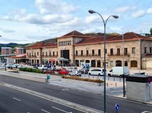 ulica miejska z samochodami zaparkowanymi przed budynkami w obiekcie Piso Estacion Tren Bus Termas muy luminoso w mieście Ourense