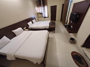 Letto o letti in una camera di Hotel Raghav Palace 1 km Jaipur Junction & Bus Stand Sindhi Camp