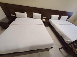 Letto o letti in una camera di Hotel Raghav Palace 1 km Jaipur Junction & Bus Stand Sindhi Camp