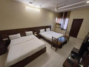 Letto o letti in una camera di Hotel Raghav Palace 1 km Jaipur Junction & Bus Stand Sindhi Camp