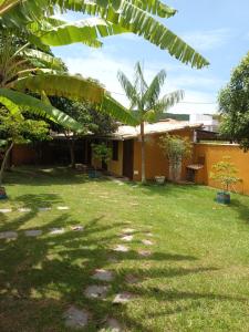 un patio de una casa con una palmera en Geribali Suítes, en Búzios