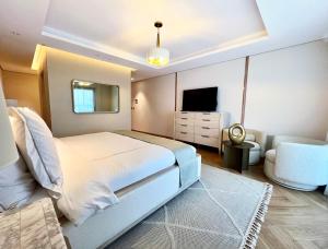 um quarto com uma cama, uma televisão e um sofá em Dana Beach Resort em Half Moon Bay