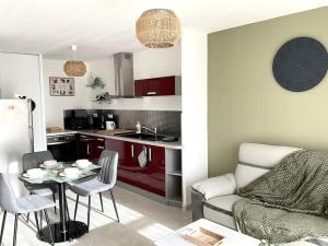 Kuchyň nebo kuchyňský kout v ubytování Appartement 4 pers avec balcon et parking privé