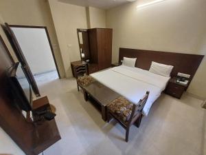 Letto o letti in una camera di Hotel Raghav Palace 1 km Jaipur Junction & Bus Stand Sindhi Camp