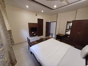 Letto o letti in una camera di Hotel Raghav Palace 1 km Jaipur Junction & Bus Stand Sindhi Camp
