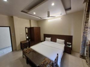 Letto o letti in una camera di Hotel Raghav Palace 1 km Jaipur Junction & Bus Stand Sindhi Camp