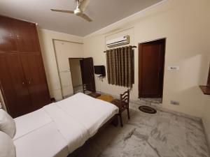 Letto o letti in una camera di Hotel Raghav Palace 1 km Jaipur Junction & Bus Stand Sindhi Camp