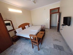 Letto o letti in una camera di Hotel Raghav Palace 1 km Jaipur Junction & Bus Stand Sindhi Camp