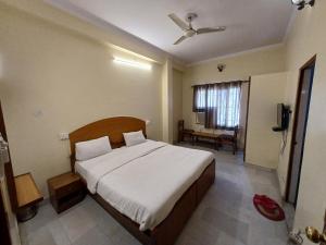 Letto o letti in una camera di Hotel Raghav Palace 1 km Jaipur Junction & Bus Stand Sindhi Camp