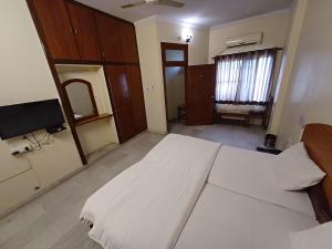 Letto o letti in una camera di Hotel Raghav Palace 1 km Jaipur Junction & Bus Stand Sindhi Camp