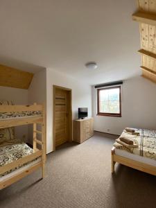 札茨萊日的住宿－Chata Perkaska，一间卧室设有两张双层床和一扇窗户。