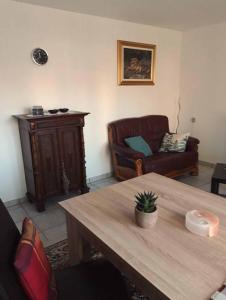 uma sala de estar com uma mesa e um sofá em Ferienwohnung am Ginkgo Baum em Bad Pyrmont