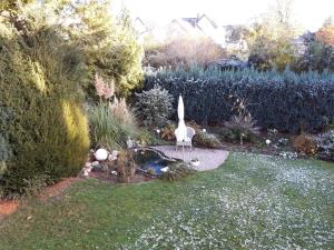 un jardín con un conejo sentado en la hierba en Ferienwohnung am Ginkgo Baum, en Bad Pyrmont