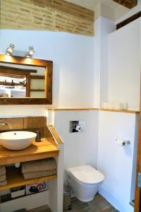 een badkamer met een wastafel en een toilet bij Romantico Apartamento en el Puerto de Denia in Denia