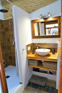 een badkamer met een wastafel en een douche bij Romantico Apartamento en el Puerto de Denia in Denia