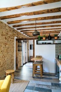 ein Wohnzimmer mit Holzdecken und Holzhockern in der Unterkunft Romantico Apartamento en el Puerto de Denia in Denia