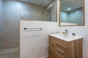 La salle de bains est pourvue d'un lavabo, d'un miroir et d'une douche. dans l'établissement Apartamento Nueva Alcántara Beach, à Marbella