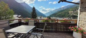 d'une table et de chaises sur un balcon avec vue sur les montagnes. dans l'établissement MAISON DAVID - da Nonno Carlo 0034, à Cogne