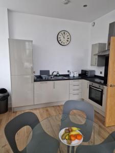una cocina con una bandeja de fruta en una mesa en Converted Mill Apartment, en Mánchester