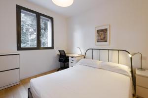 1 dormitorio con cama, escritorio y ventana en Campofiore, en Florencia