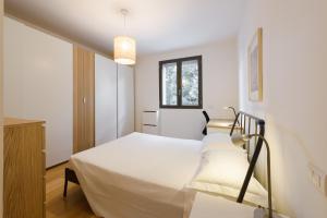 1 dormitorio con cama blanca y ventana en Campofiore, en Florencia