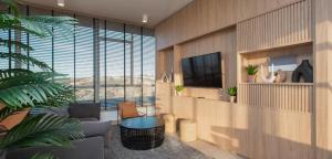 a living room with a tv and a couch and a table at Depto Valparaíso con Vista al Mar y a la Bahía de Valparaíso in Viña del Mar