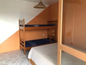 een slaapkamer met 2 stapelbedden in een kamer bij Residencial dos Moleques in Capão da Canoa