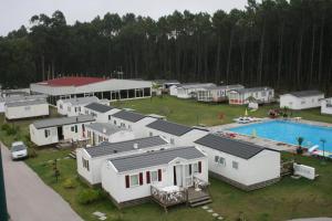 uma vista aérea de um grupo de casas e uma piscina em Bungalow T3 Renata em Burinhosa
