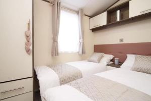 Кровать или кровати в номере Modern Luxurious Holiday Home with ocean views