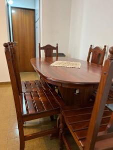 mesa de comedor con sillas y mesa de madera en 2 ambientes para 4 personas en Mar del Plata