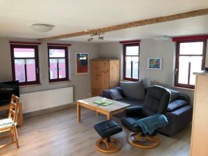 ein Wohnzimmer mit einem Sofa und einem Tisch in der Unterkunft Café Landart im Thüringer Finistère in Plaue