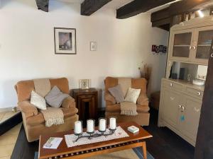 ein Wohnzimmer mit 2 Sofas und einem Couchtisch in der Unterkunft Tardoire cottage in Oradour-sur-Vayres