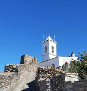 um farol no topo de uma parede de pedra em Casas Letizia e Sebastião em Monsaraz