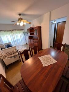 sala de estar con mesa de madera y comedor en 2 ambientes para 4 personas en Mar del Plata