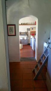 un pasillo que conduce a una cocina con puerta abierta en Casas Letizia e Sebastião, en Monsaraz