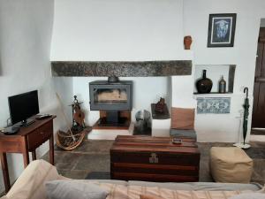 a living room with a couch and a tv at Casas Letizia e Sebastião in Monsaraz