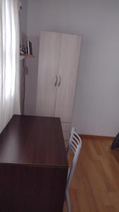 una mesa y una silla en una habitación con armario en Departamento Golondrinas en Ushuaia