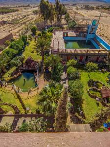 een luchtzicht op een resort met een zwembad bij Bio Palace Hotel in Tinerhir