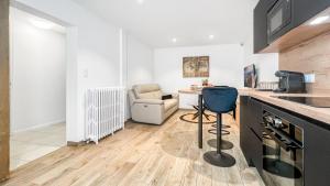 uma cozinha com uma secretária e uma cadeira num quarto em HOMEY ETHAN - Free Parking - Terrasse privée - Wifi et Netflix - Jacuzzi em Monnetier-Mornex