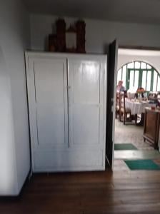 einen großen weißen Schrank in einem Zimmer mit Esszimmer in der Unterkunft Habitación Privada en Mongui in Monguí