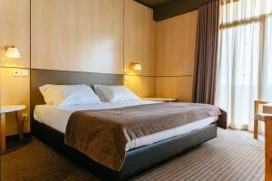 Cama ou camas em um quarto em Axis Vermar Conference & Beach Hotel