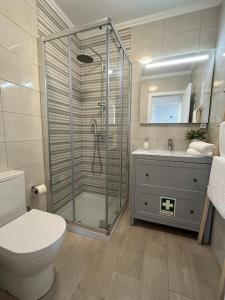 ein Badezimmer mit Dusche, Toilette und Waschbecken in der Unterkunft Casa da Ana - Country Home in Terrugem