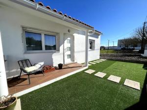 eine Terrasse mit einem Stuhl und einer Liegewiese in der Unterkunft Casa da Ana - Country Home in Terrugem