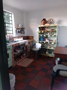 eine Küche mit einer Theke, einem Tisch und einer Arbeitsplatte in der Unterkunft Habitación Privada en Mongui in Monguí