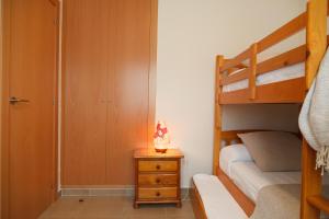 Posteľ alebo postele v izbe v ubytovaní UHC COSTA PINOSMAR APARTMENTS