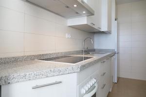 Kuchyňa alebo kuchynka v ubytovaní UHC COSTA PINOSMAR APARTMENTS