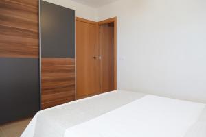 Posteľ alebo postele v izbe v ubytovaní UHC COSTA PINOSMAR APARTMENTS