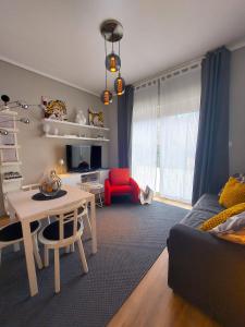 a living room with a table and a red chair at Gebel Grin in Palermo