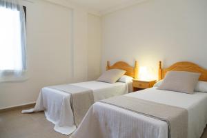Posteľ alebo postele v izbe v ubytovaní UHC COSTA PINOSMAR APARTMENTS
