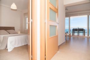Posteľ alebo postele v izbe v ubytovaní UHC COSTA PINOSMAR APARTMENTS